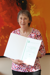 Helga Kraus mit der silbernen Ehrennadel ausgezeichnet